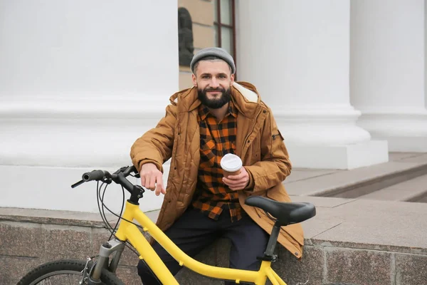 一杯のコーヒーと街の通りに自転車で若いヒップな魅力的です — ストック写真