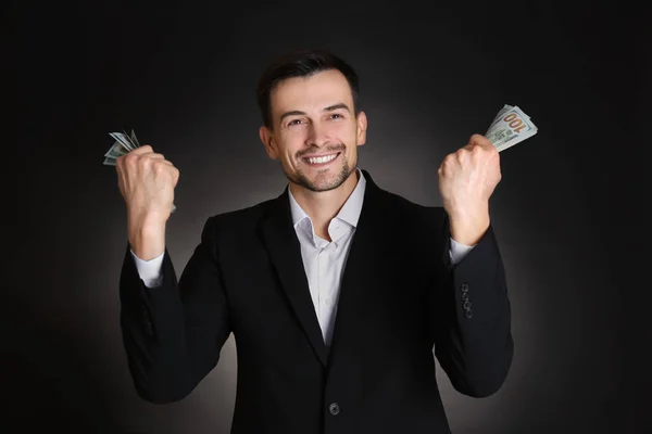 Homem Fato Formal Com Dinheiro Fundo Preto Corretor Bolsa — Fotografia de Stock