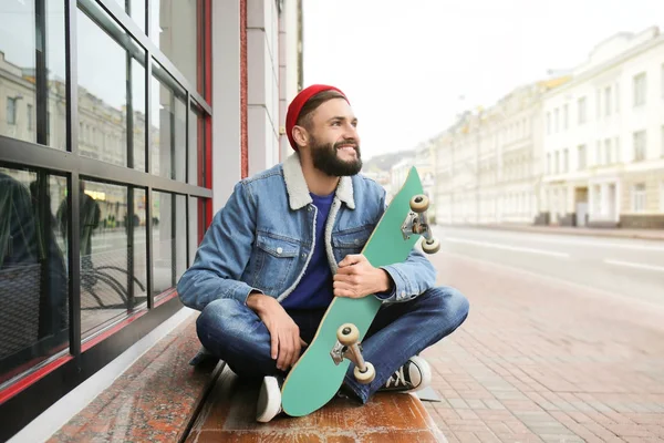 Atractivo Joven Hipster Con Monopatín Calle Ciudad —  Fotos de Stock