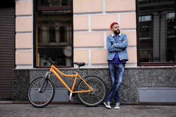 Aantrekkelijke Jonge Hipster Met Fiets Straat Stad — Stockfoto
