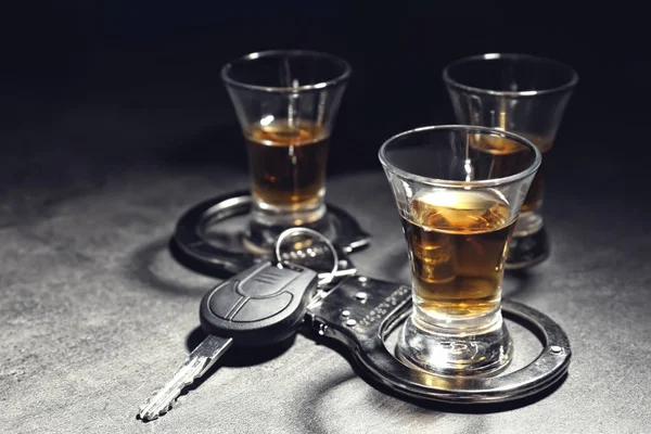 Kompozycja Alkoholu Kajdanki Samochód Klucz Tabela Nie Pić Jazdy Koncepcja — Zdjęcie stockowe