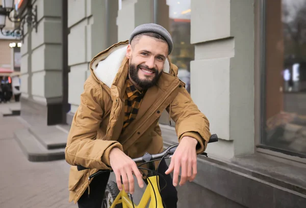 街の魅力的な若いヒップな乗馬の自転車 — ストック写真