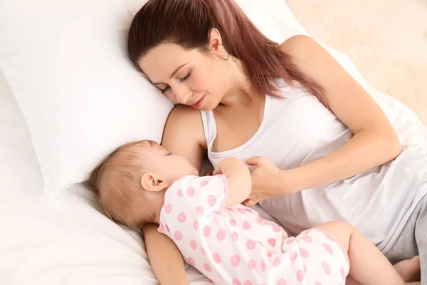 Ibu Muda Dengan Bayi Lucu Tempat Tidur — Stok Foto