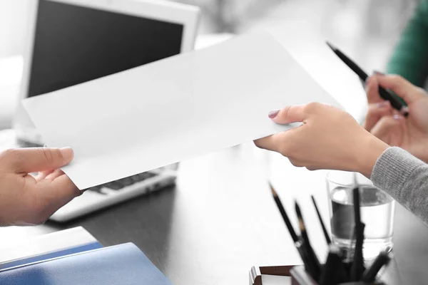 Notar Übergibt Blatt Papier Mandanten Büro — Stockfoto