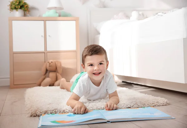 Ładny Mały Chłopiec Czytanie Książki Piętrze Domu — Zdjęcie stockowe