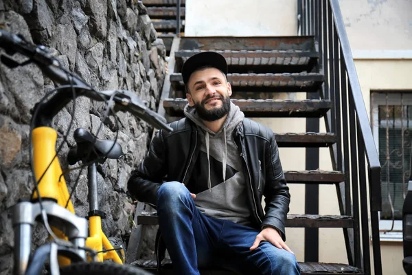 Attraktiver Junger Hipster Mit Fahrrad Auf Der Stadtstraße — Stockfoto