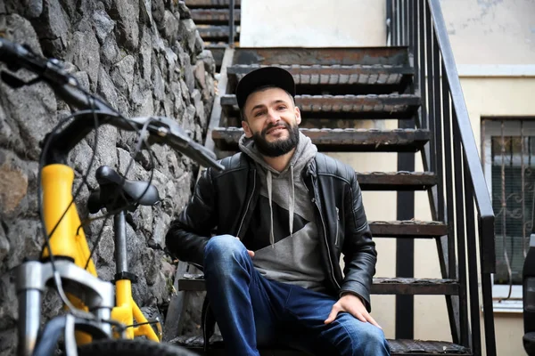 Aantrekkelijke Jonge Hipster Met Fiets Straat Stad — Stockfoto