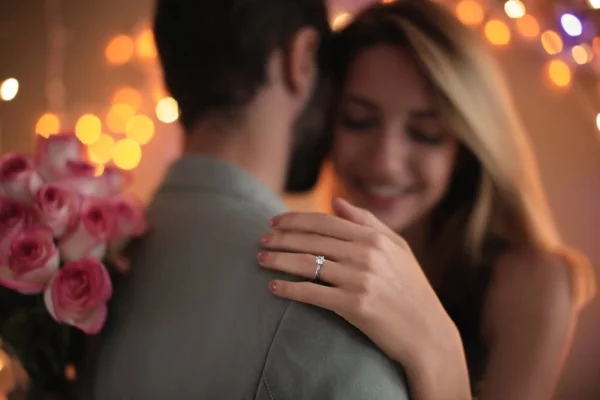 Pareja Feliz Bailando Juntos Contra Luces Borrosas Día Del Compromiso — Foto de Stock