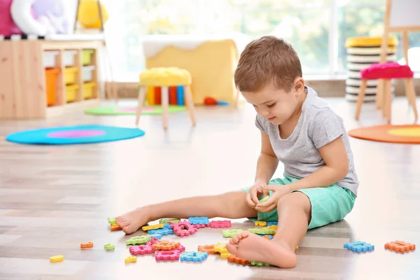 Милый Маленький Мальчик Играющий Математикой Дома — стоковое фото