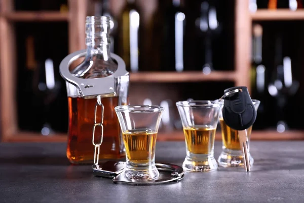 Bicchieri Alcool Con Manette Chiave Della Macchina Sul Tavolo Nel — Foto Stock