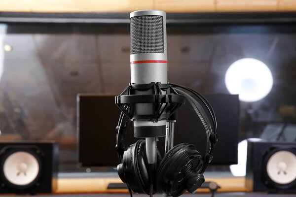 Вид микрофона с наушниками в радиостанции

