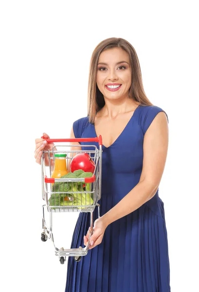Mladá žena držící malé nákupní košík s potravinami na bílém pozadí — Stock fotografie