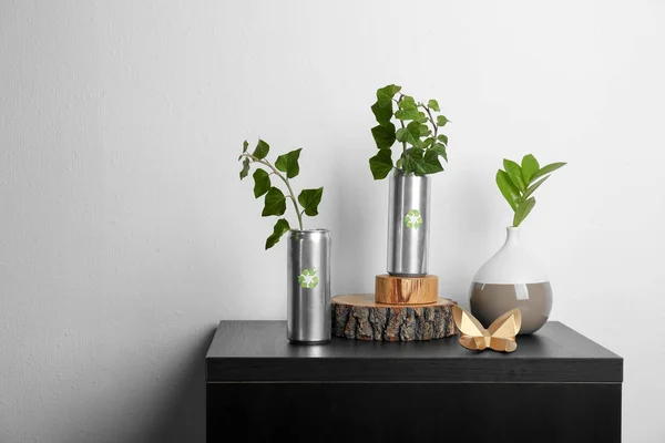 Konzervdobozok Növényekkel Asztalra Könnyű Fal Közelében Hulladék Újrahasznosítás Fogalma — Stock Fotó