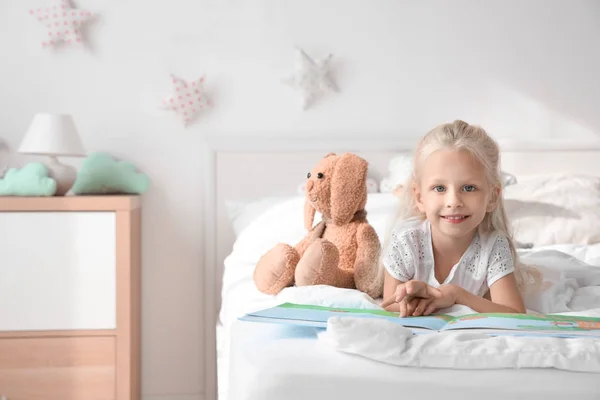 Bonito Menina Leitura Livro Cama Casa — Fotografia de Stock