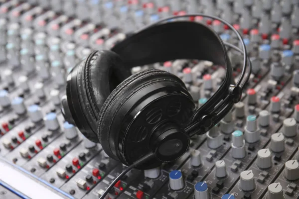 ラジオ局のミキサーのヘッドフォン — ストック写真