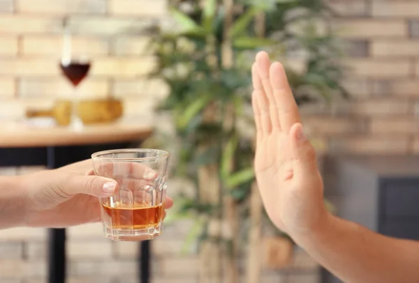 Hand Des Mannes Verweigert Glas Alkohol Haus — Stockfoto