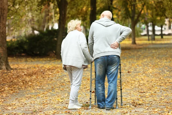 Seniorin Und Ihr Mann Mit Rollator Herbstpark — Stockfoto