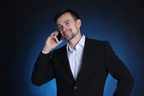 Man Formal Suit Talking Phone Dark Background — Stock Photo, Image