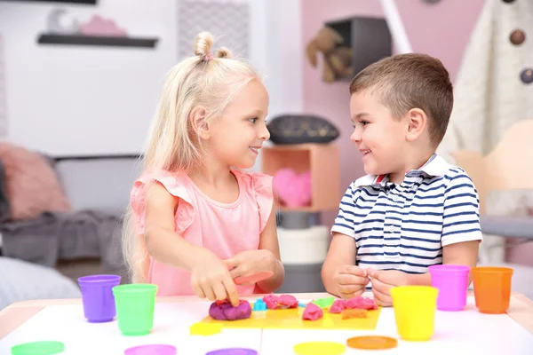 Leuke Lieve Kinderen Modelleren Van Playdough Thuis — Stockfoto