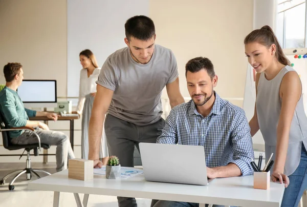 Gruppen Unga Yrkesverksamma Möte Office — Stockfoto