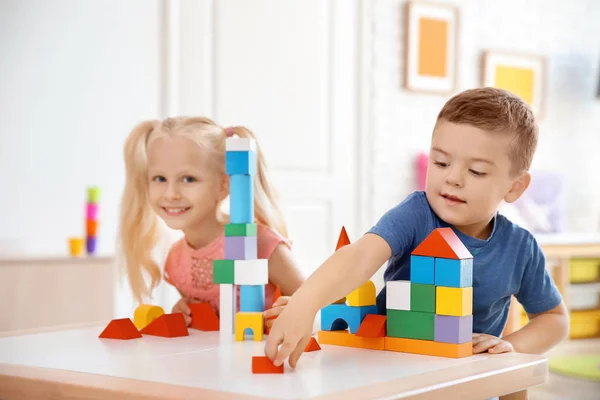Söta Små Barn Leker Med Block Hemma — Stockfoto