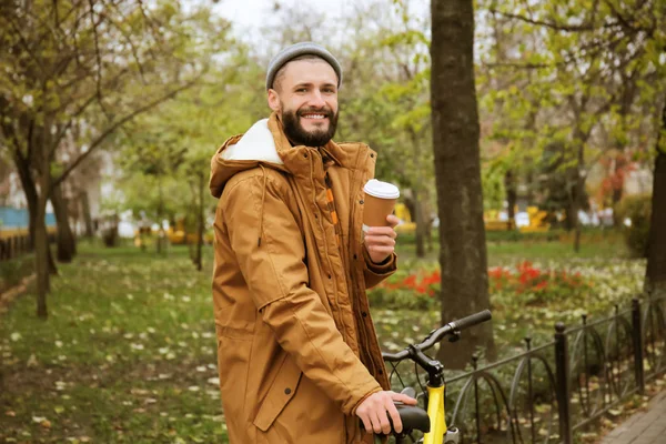 一杯のコーヒーと公園で自転車で若いヒップな魅力的です — ストック写真