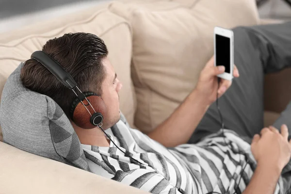 Hombre Guapo Escuchando Música Mientras Descansa Sofá Casa —  Fotos de Stock