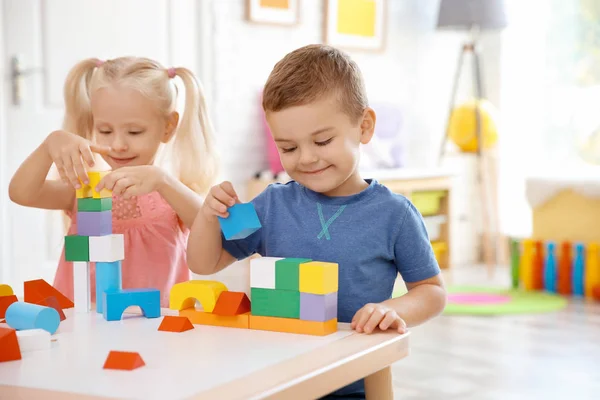 Bonito Crianças Brincando Com Blocos Casa — Fotografia de Stock