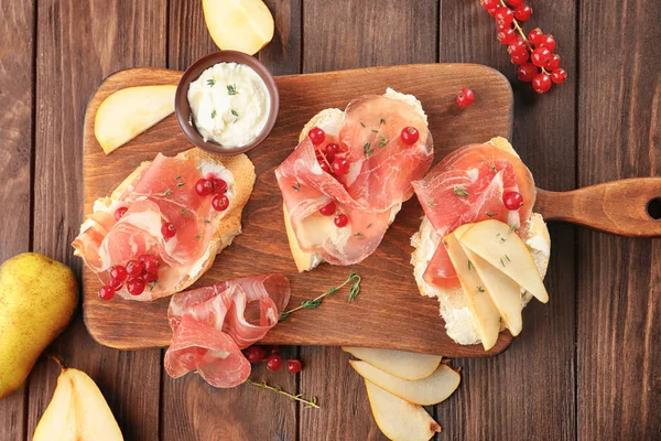 Bruschettas Saborosas Com Pêra Prosciutto Placa Madeira Vista Superior — Fotografia de Stock