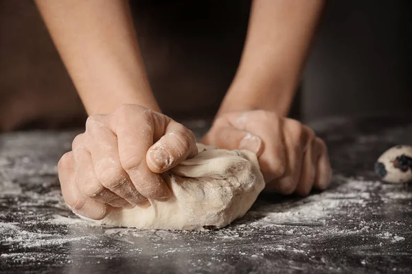 Mujer amasando masa en la mesa — Foto de Stock