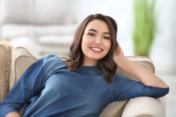 Junge Schöne Lächelnde Frau Ruht Sich Hause Auf Dem Sofa — Stockfoto