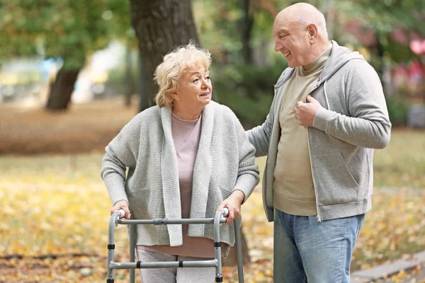 Äldre Man Och Hans Fru Med Promenader Ram Höst Park — Stockfoto