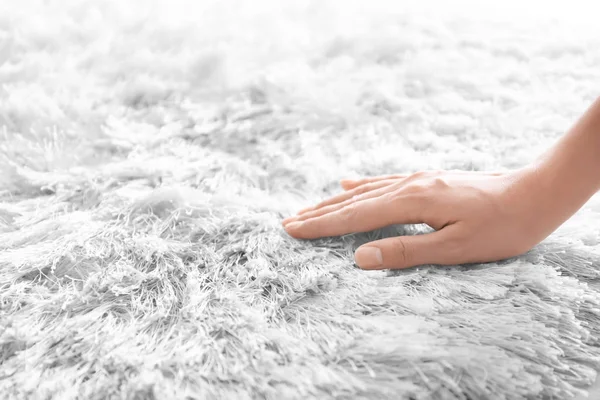 Vrouw aanraken van tapijt, close-up — Stockfoto
