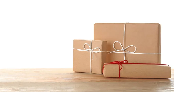 Perceel Geschenkdozen Tafel Tegen Witte Achtergrond — Stockfoto