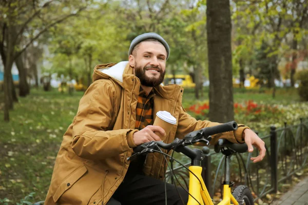 Atractivo Joven Hipster Con Taza Café Bicicleta Parque — Foto de Stock