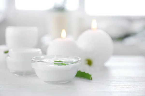 Kom met lichaam crème en Aloë bladeren op tafel — Stockfoto