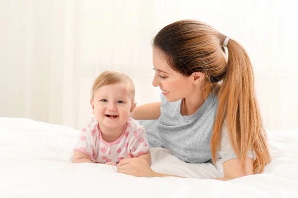 Jovem Mãe Seu Bebê Bonito Cama Casa — Fotografia de Stock