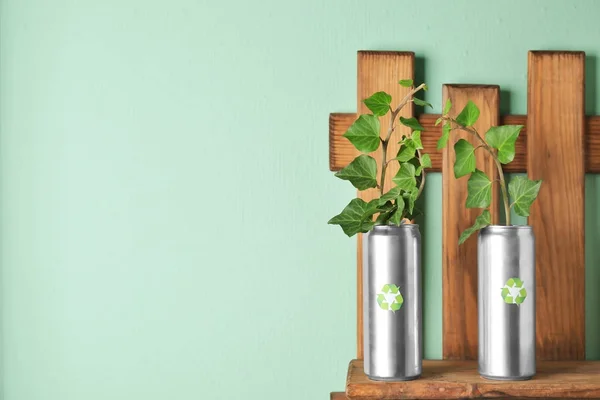 Plechovky Rostlinami Dřevěné Police Barva Zdi Pojem Recyklace Odpadů — Stock fotografie