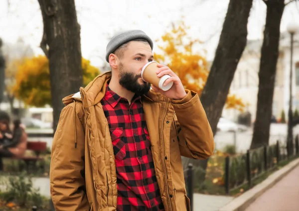 Aantrekkelijke Jonge Hipster Met Kopje Koffie Stad Straat — Stockfoto