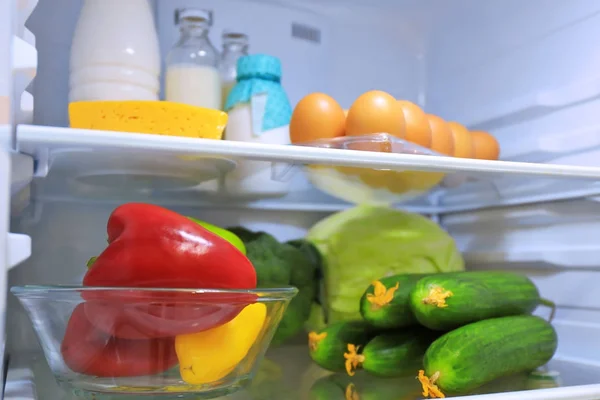 Réfrigérateur avec produits frais, gros plan — Photo