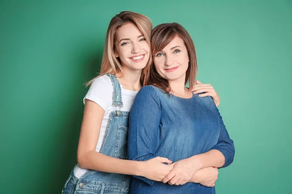 Aantrekkelijke Jonge Vrouw Met Haar Moeder Kleur Achtergrond — Stockfoto