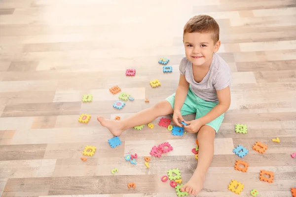 Carino Bambino Che Gioca Con Puzzle Matematica Casa — Foto Stock