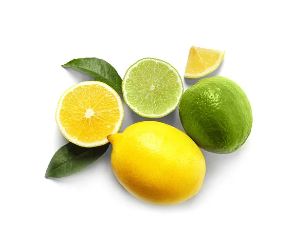 Samenstelling met rijpe citroenen en limoenen op witte achtergrond — Stockfoto