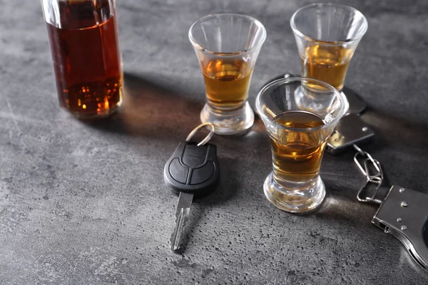 Состав Алкоголем Наручниками Ключом Машины Сером Фоне Don Drink Drive — стоковое фото