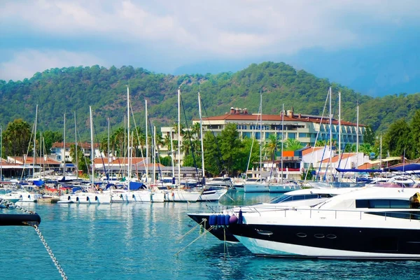 Güneşli bir iskelede modern teknelerin güzel manzara