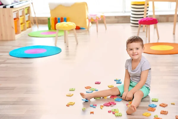 Schattige Kleine Jongen Spelen Met Wiskunde Puzzel Thuis — Stockfoto