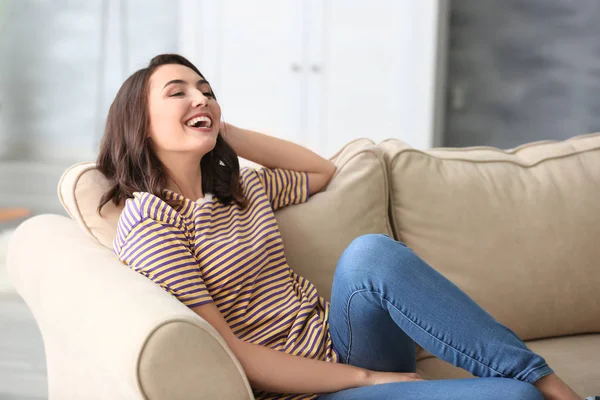 Joven Hermosa Mujer Sonriente Descansando Sofá Casa —  Fotos de Stock