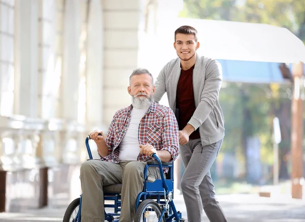 Unga Vårdgivare Promenader Med Äldre Man Utomhus — Stockfoto