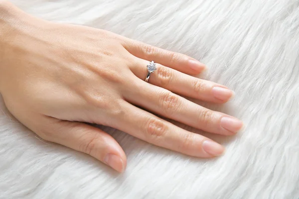 Mão Mulher Com Anel Noivado Luxo Pele Close — Fotografia de Stock