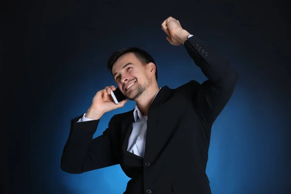 Emotionele Man Formele Pak Praten Telefoon Tegen Donkere Achtergrond — Stockfoto